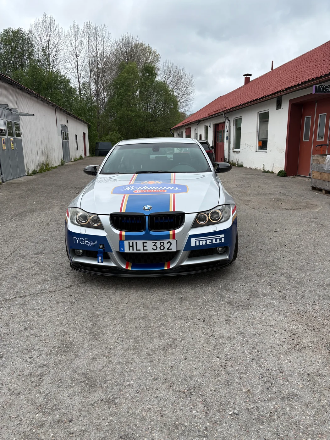 Racinginspirerad dekor, sedd framifrån