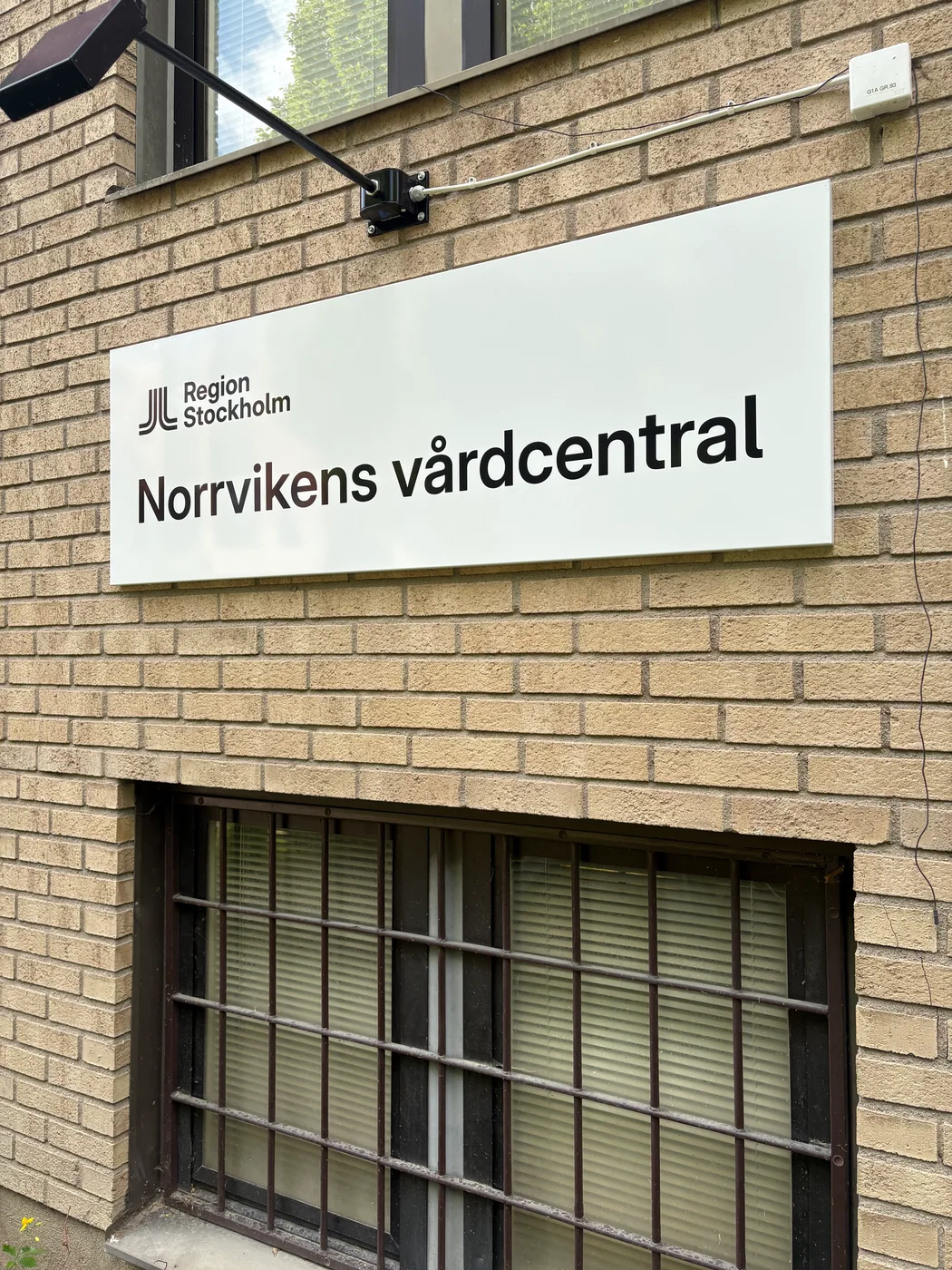 Fasadskylt vid en vårdentré