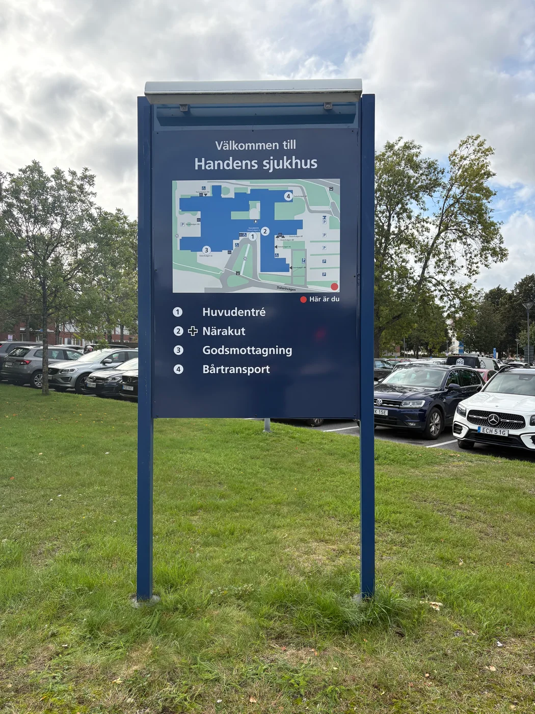 Orienteringsskylt med karta och hänvisningar