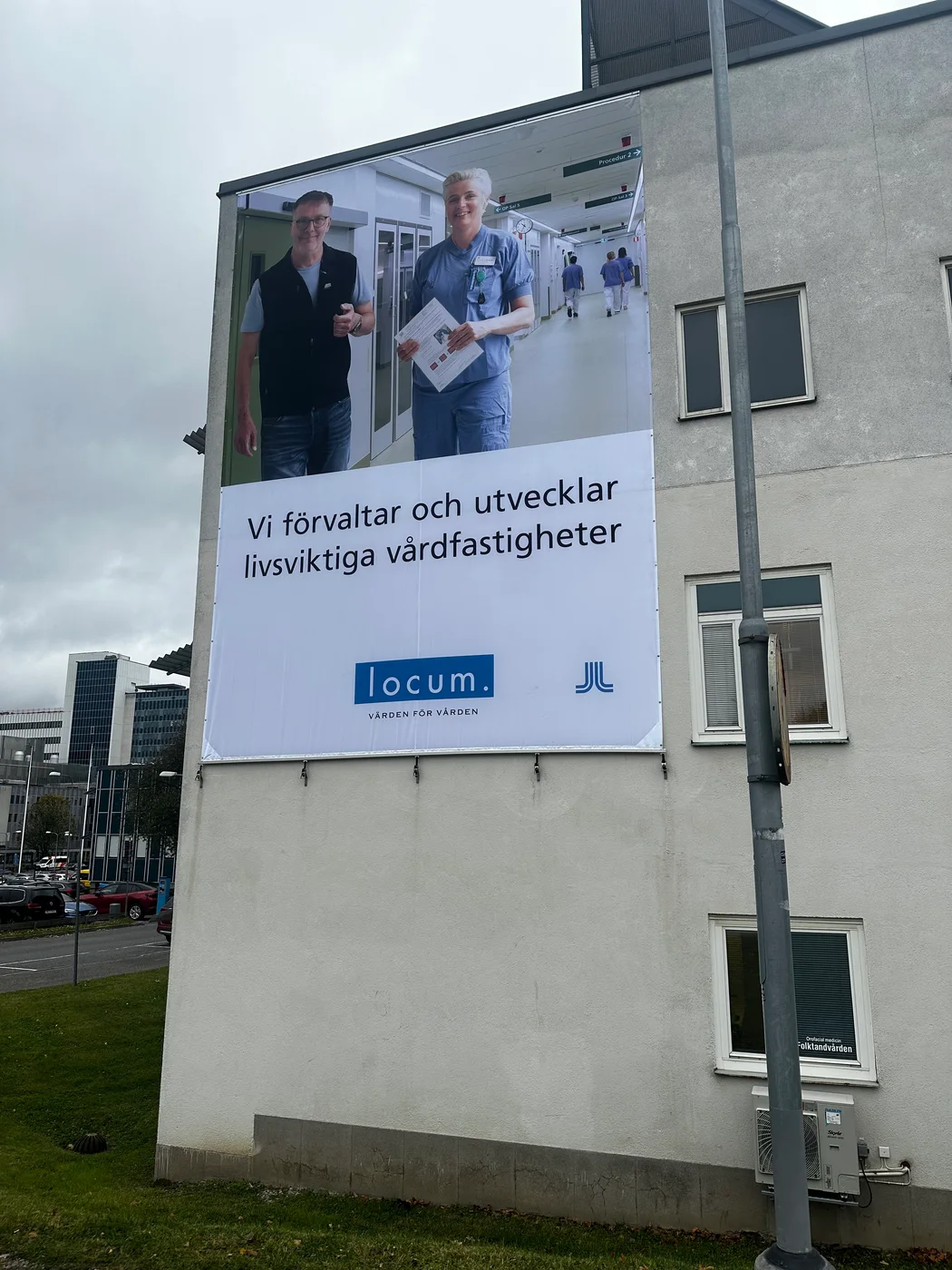 Stor banderoll på fasad