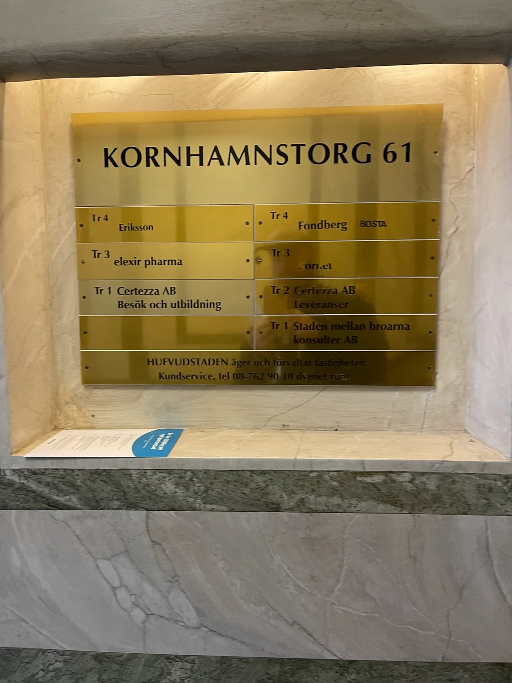 Text och information på en mässingsfärgad skylt