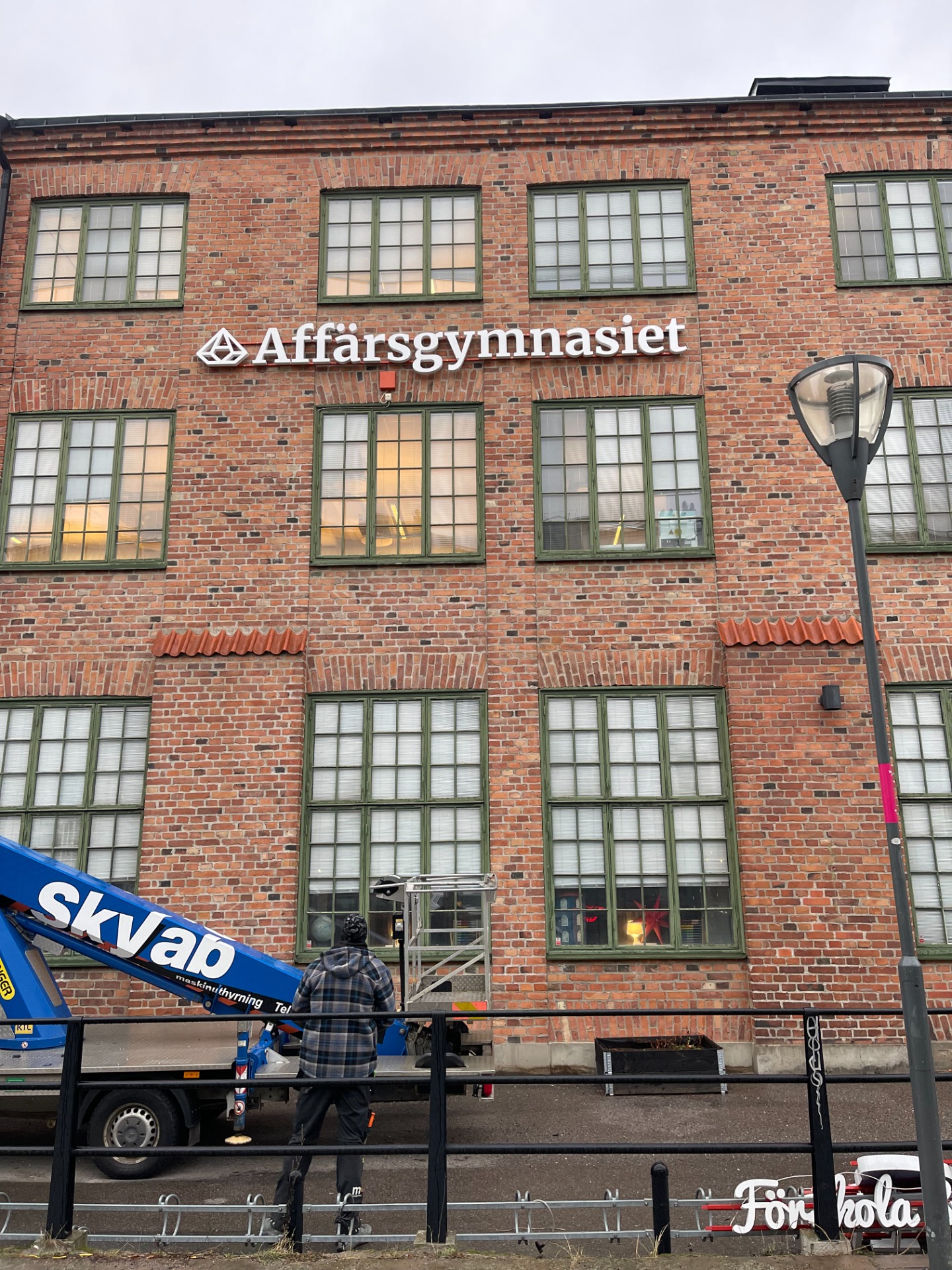 Monterade fasadbokstäver på en tegelfasad